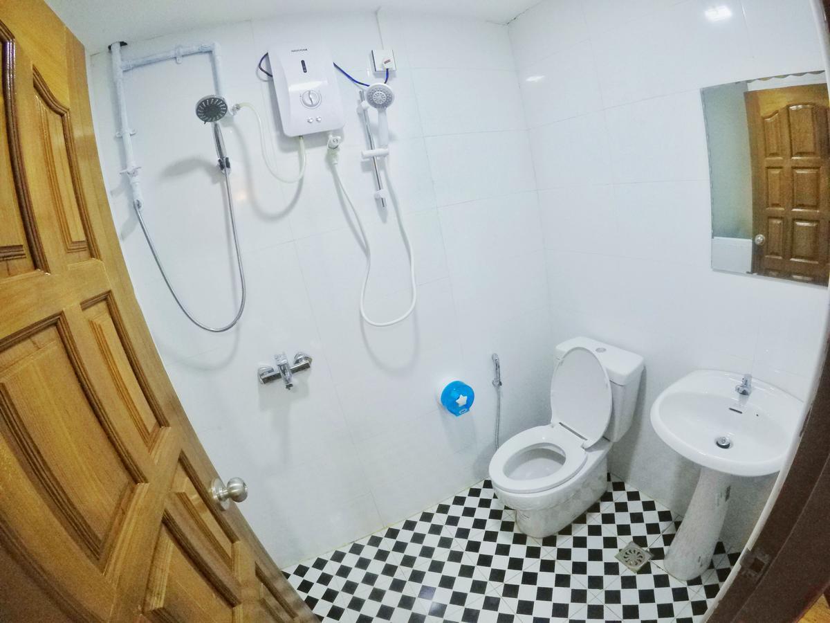 The Lodge Yangon Poshtel Экстерьер фото