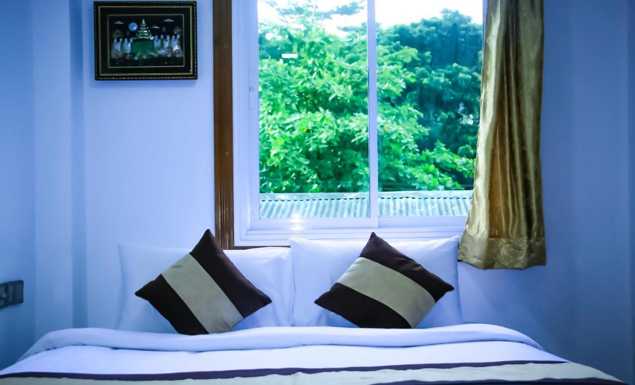 The Lodge Yangon Poshtel Экстерьер фото