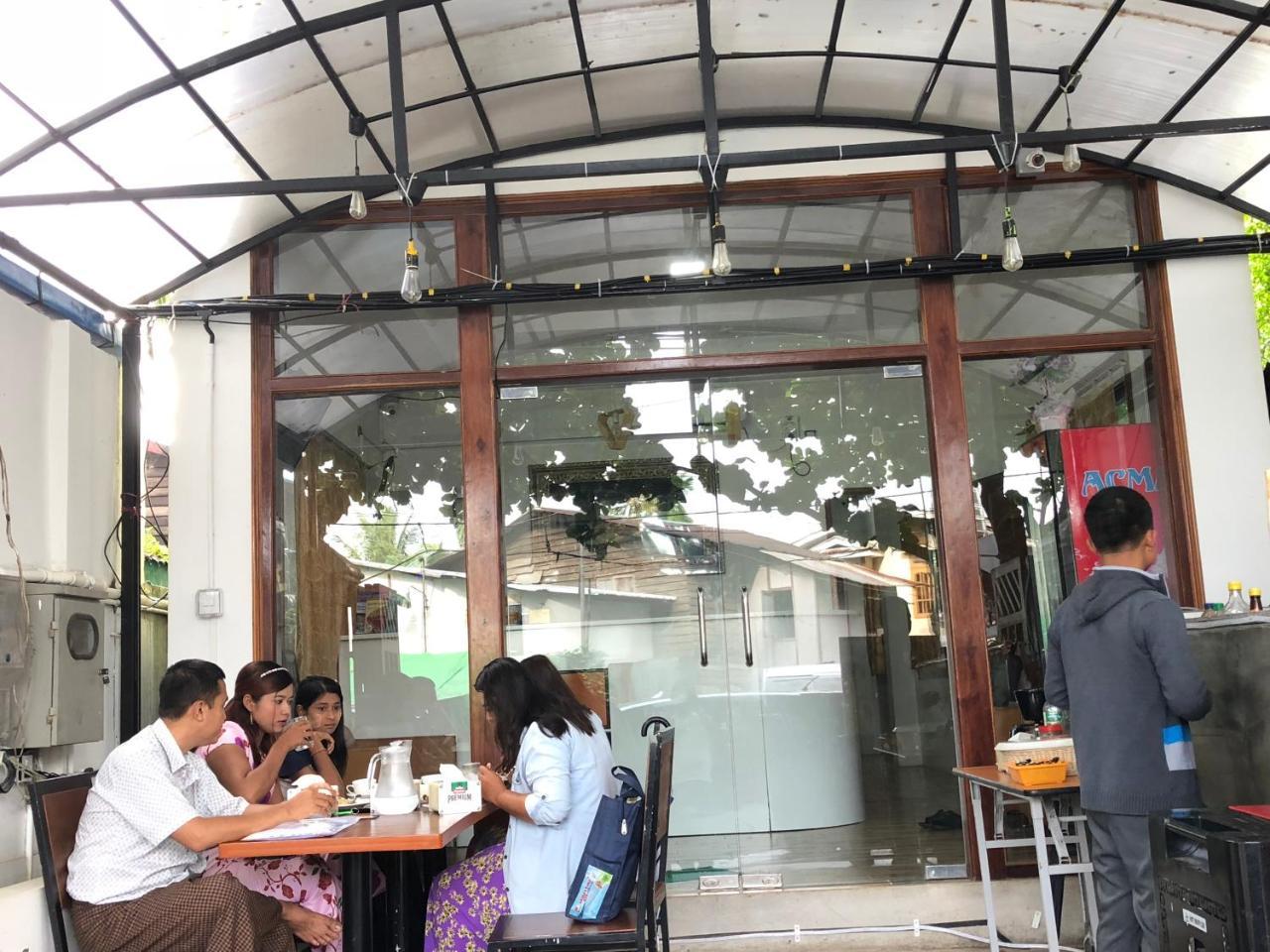 The Lodge Yangon Poshtel Экстерьер фото
