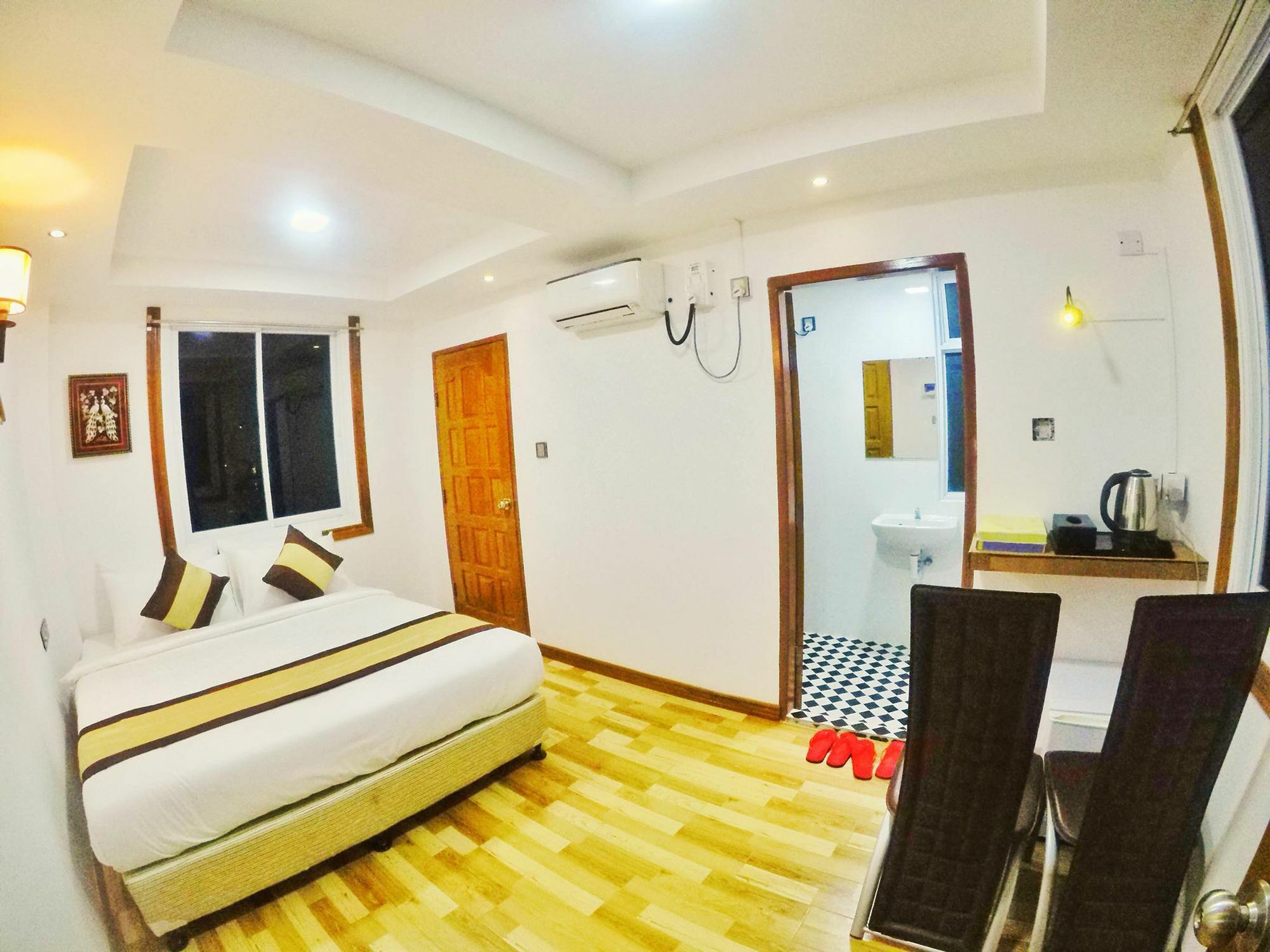 The Lodge Yangon Poshtel Экстерьер фото