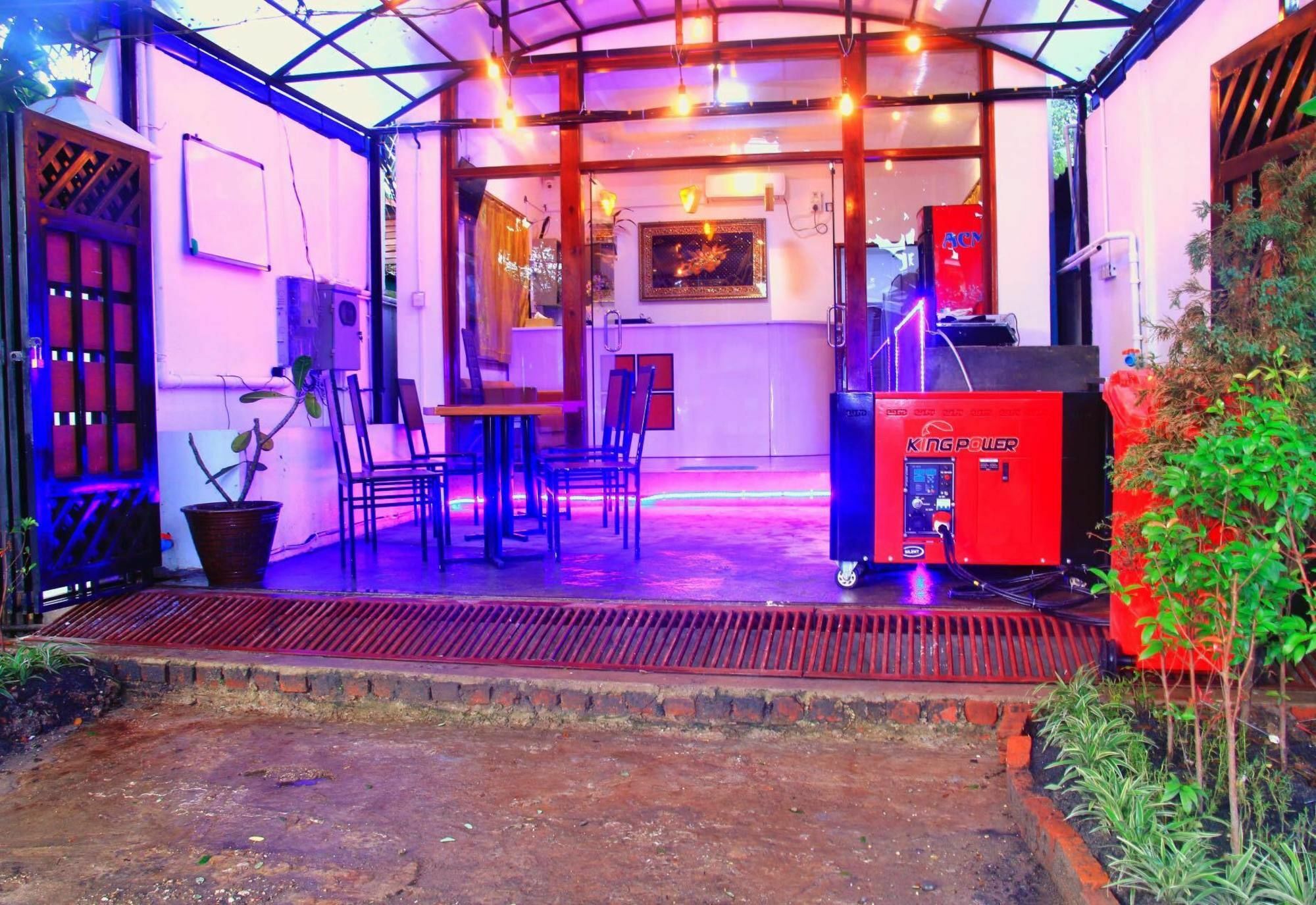 The Lodge Yangon Poshtel Экстерьер фото